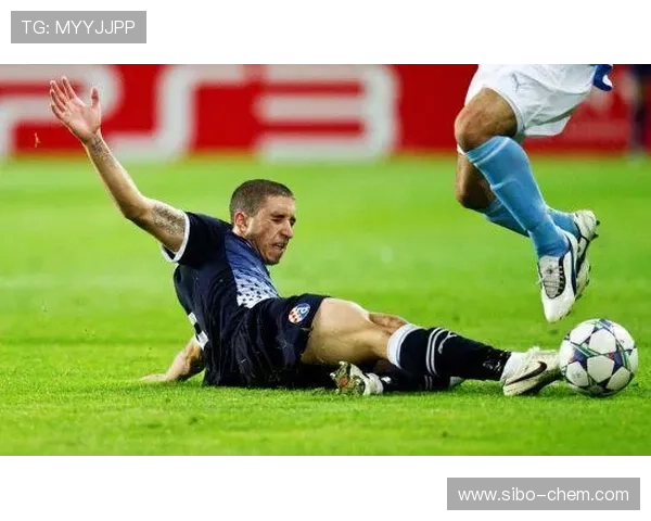 足球明星段位滑铲技巧揭秘如何在比赛中巧妙运用滑铲提升防守能力