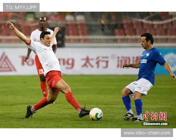 当今足坛风云人物：盘点现役最受欢迎的足球明星与他们的传奇故事